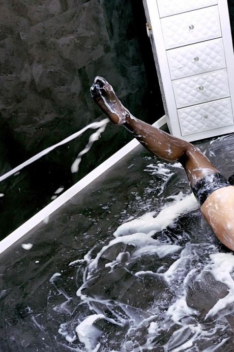 Грязная блондинка заливает тело спермой в грязной дыре славы, сосет и трахается 14