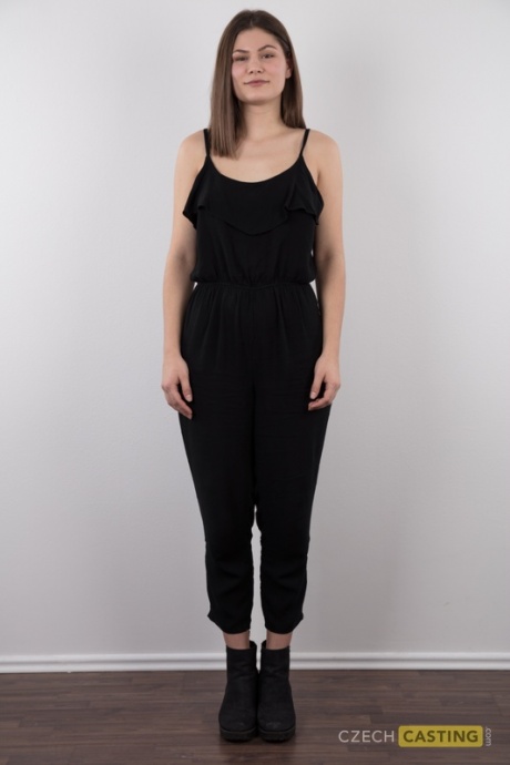 Брюнетка Тереза стоит обнаженной во время своего дебюта в обнаженном виде, прежде чем сесть 2