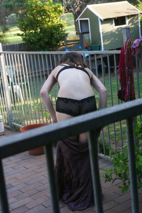 Возбужденная брюнетка любительница Элис одевается после мастурбации 9