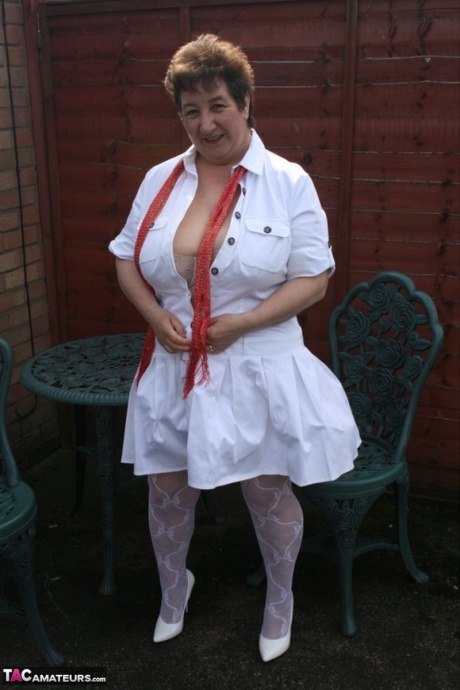 Зрелая жирная кудрявая Кэрол раздевается до нижнего белья и сексуальных нейлоновых чулок во дворе 9