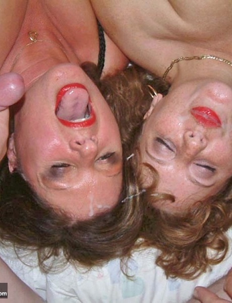 Пожилая британская любительница пышных форм Клэр и ее подружка принимают участие в жесткой оргии 17