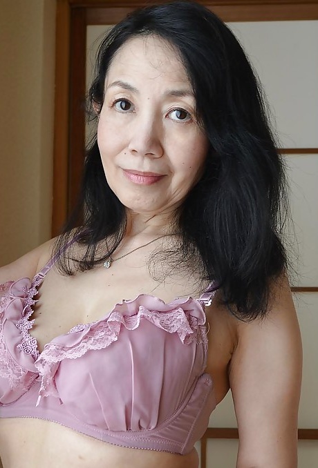 Великолепно выглядящие натуральные сиськи у Цуяко Миятаки, волосатой зрелой женщины 4