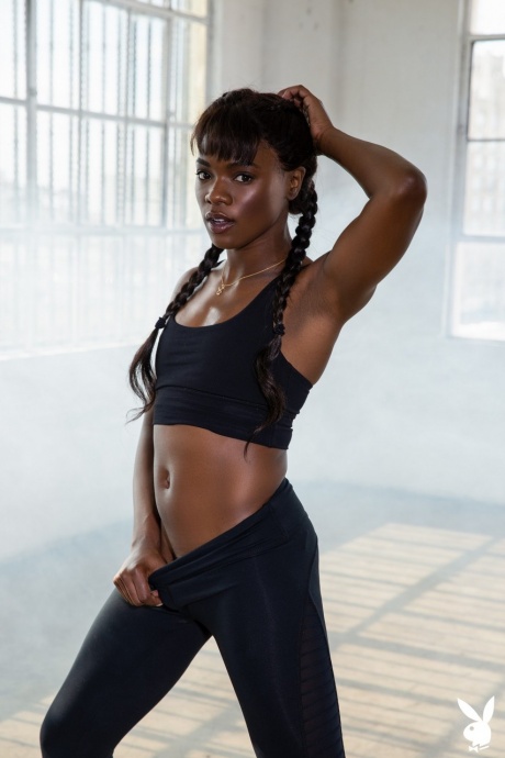 Горячая чернокожая девушка Ana Foxxx рекламирует свою шикарную задницу во время фотосессии на развороте Playboy 2