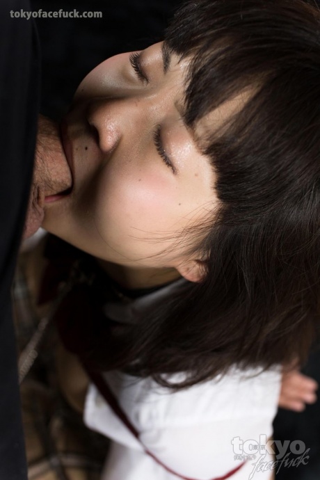 Японскую студентку сдерживают, пока ее трахают в рот, стоя на коленях 5