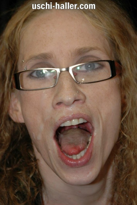 Гибкая женщина подвергается групповухе в очках 16