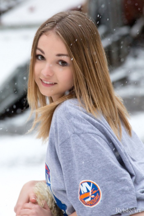 Симпатичная улыбающаяся мордашка Джеффа Милтона показывает ее большие соски и сладкую крошечную попку 6