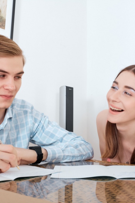 Молодая девушка забирается сверху, чтобы трахнуться, надев белые гольфы до колен 4