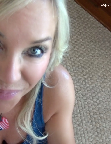 Блондинка домохозяйка завершает минет от первого лица полным ртом спермы 10