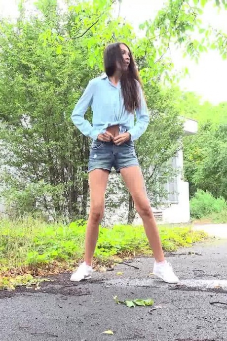 Темноволосой Мистике нужно пописать, находясь в пригороде 13