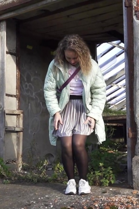 Белая девушка Рита мочится у заброшенного здания, срезая путь 3