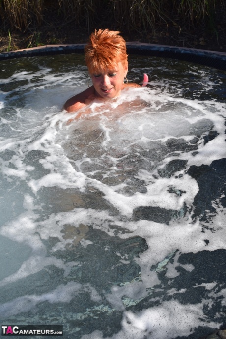 Зрелая рыжеволосая Димонти показывает свои сиськи на скамейке в загородном поле 3