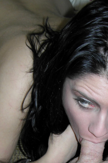 Любительская брюнетка-шлюха Джинджер, стоя на коленях, сосет длинный твердый член 9