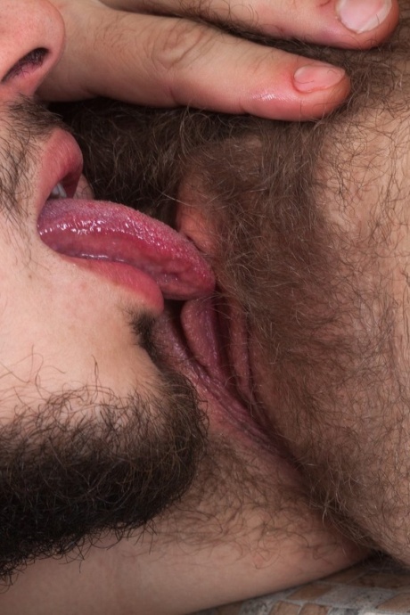 Волосатая самка Алисия Фокс и ее не менее волосатый парень снимают любительское порно 5