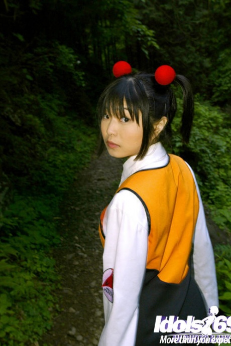 Улыбчивая студентка-азиатка показывает свои крошечные сиськи и пушистую пизду на открытом воздухе 4