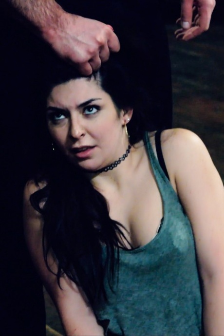 Кира Крофт и Сильвия Сайдж подвергаются жесткому сексу со стороны полицейского во время вызова 15