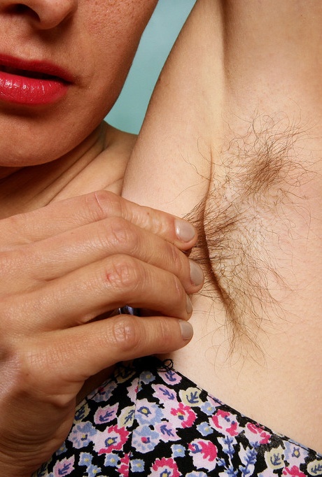 Стройная пожилая леди Кристина демонстрирует все свои небритые части тела, когда раздевается 2