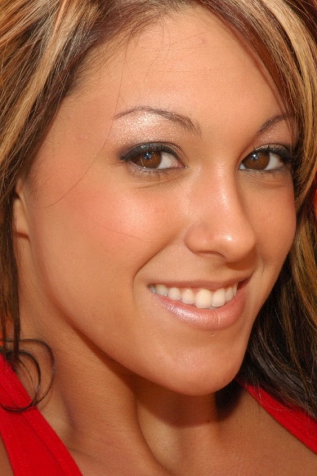 Молодая любительница Рио расстегивает свои рваные джинсы, чтобы обнажить свои красные трусики 4