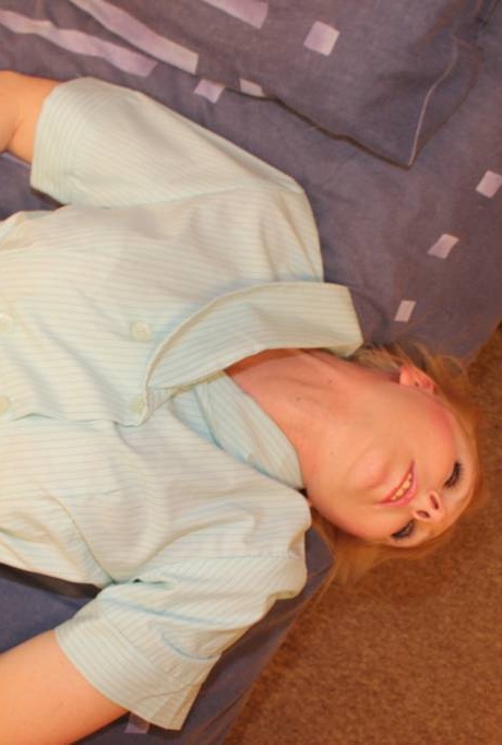 Натуральная блондинка Трейси Лейн встает на колени, чтобы получить сперму после траха от первого лица 3