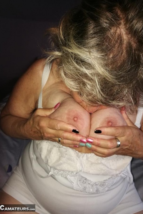 Непослушная бабуля обнажает свои сиськи, переодеваясь в нейлоновые чулки и туфли на каблуках 16