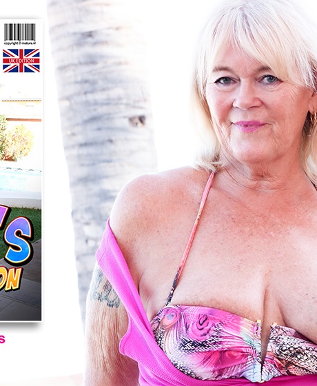 Пожилая блондинка Рэнди Раз раздевается догола, чтобы подрочить 11