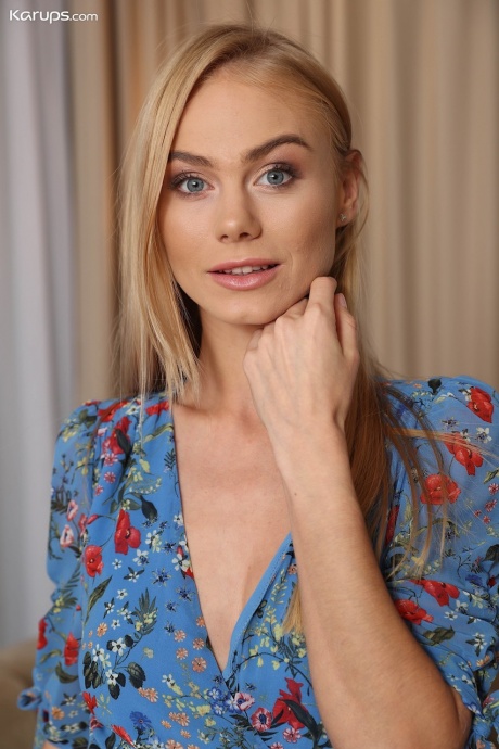 Высокая блондинка Нэнси Эйс демонстрирует свою лысую киску во время позирования в обнаженном виде 2