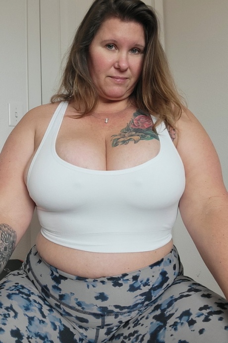 Тучная любительская грудастая Крис Энн раздевается догола во время тренировки дома 2