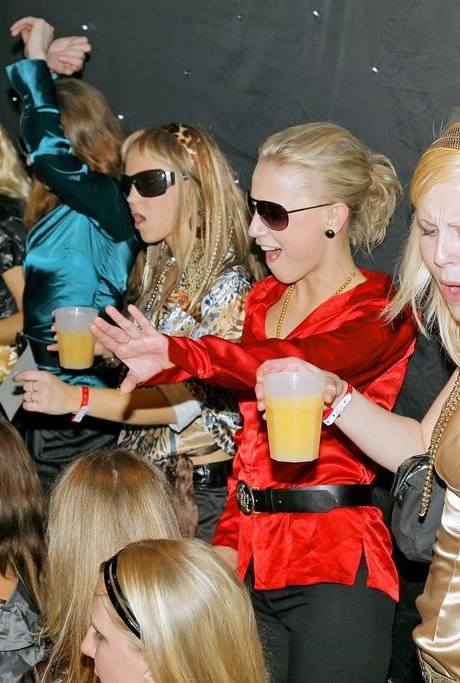 Группа пьяных женщин, гуляющих по городу, оказывается на вечеринке свингеров 11