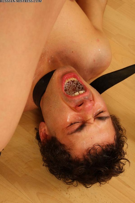 Русская женщина писает в широко открытый рот своего мальчика-раба 10