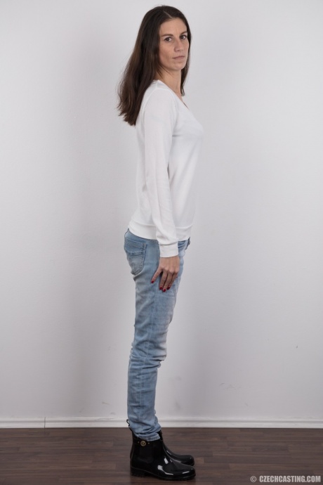 Татуированная женщина Альжбета впервые выставляет на всеобщее обозрение свое стройное тело 3