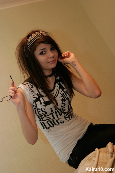 Молодая брюнетка Кайра, 18 лет, снимает очки, моделируя не обнаженную натуру 11