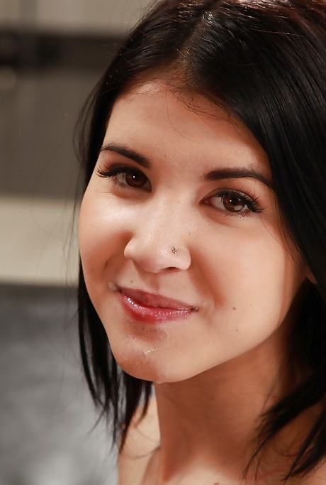 Молодая евро леди Ди ест сперму из рук после минета и жесткого траха 16