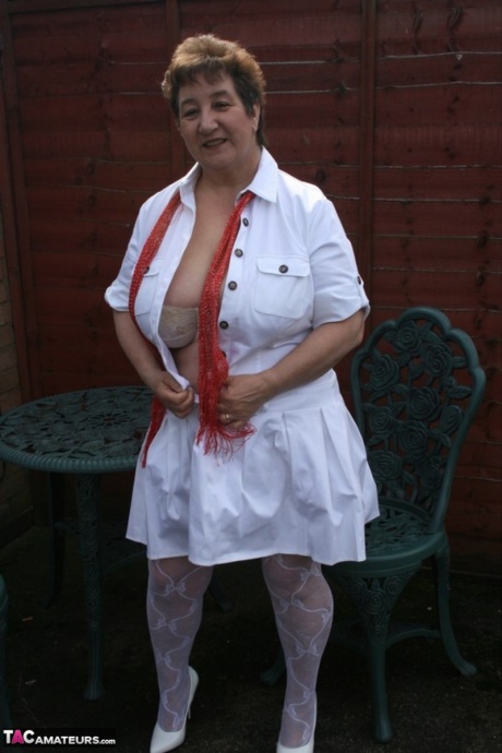 Зрелая жирная кудрявая Кэрол раздевается до нижнего белья и сексуальных нейлоновых чулок во дворе 10