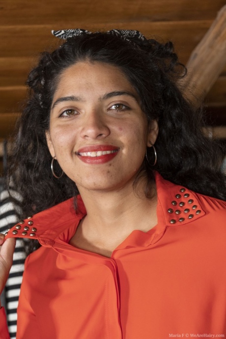 Пухленькая первокурсница Мария Ф обнажает свою большую задницу, прежде чем показать свою натуральную киску 2