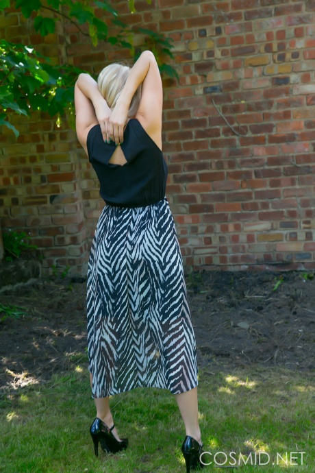 Грудастая блондинка Джоди снимает свою одежду на открытом воздухе, чтобы позагорать на своих отвисших сиськах 6