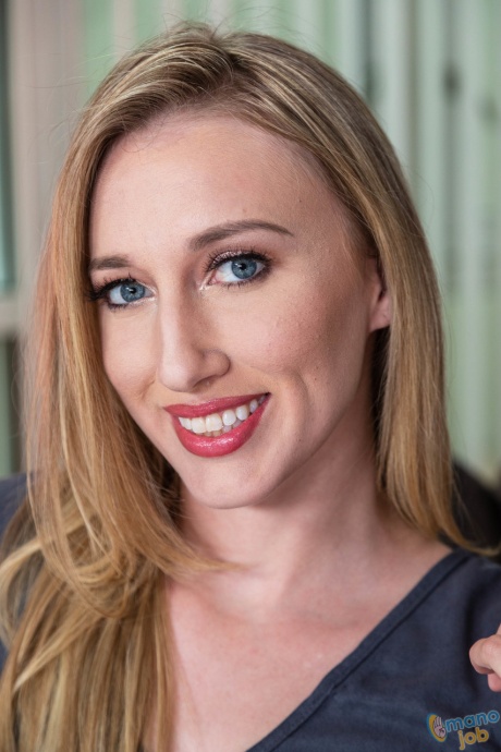 Блондинка делает селфи топлесс и мастурбирует перед началом секса от первого лица 3