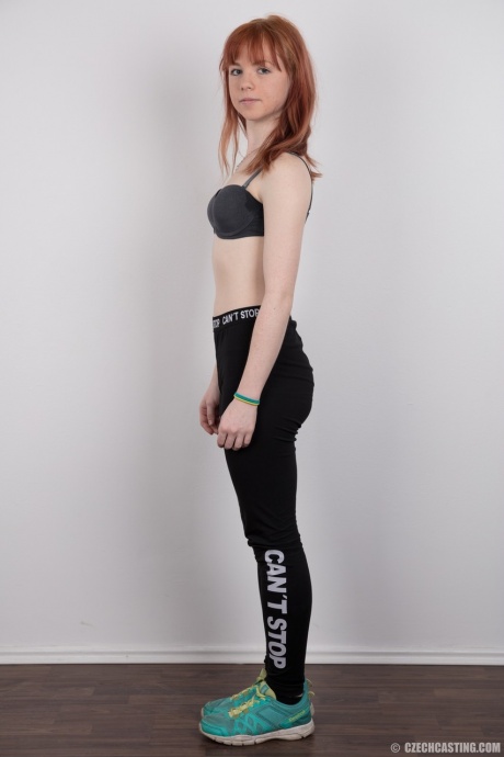 Симпатичная рыжеволосая любительница обнажает свою едва набухающую грудь, когда раздевается 4