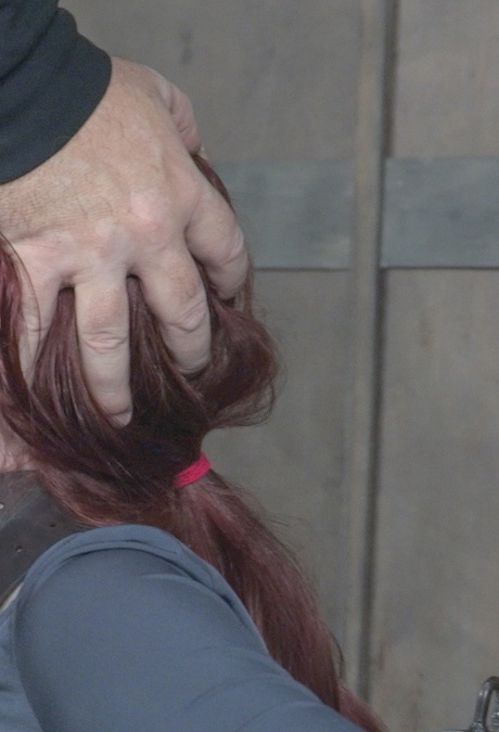 Рыжеволосую секс-рабыню Вайолет Монро заставляют глубоко заглатывать член 13