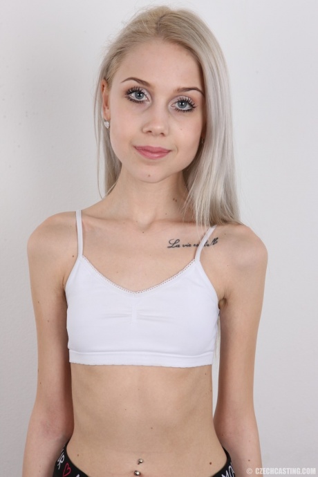 Худенькая 18-летняя девственница Наталья снимает с себя одежду, чтобы предстать обнаженной 6