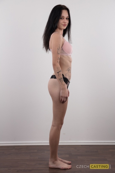 Темноволосая любительница Сона сбрасывает всю черную одежду, чтобы полностью раздеться 6