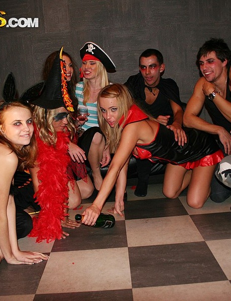 Студенты колледжа участвуют в групповом сексе во время вечеринки в честь Хэллоуина 9