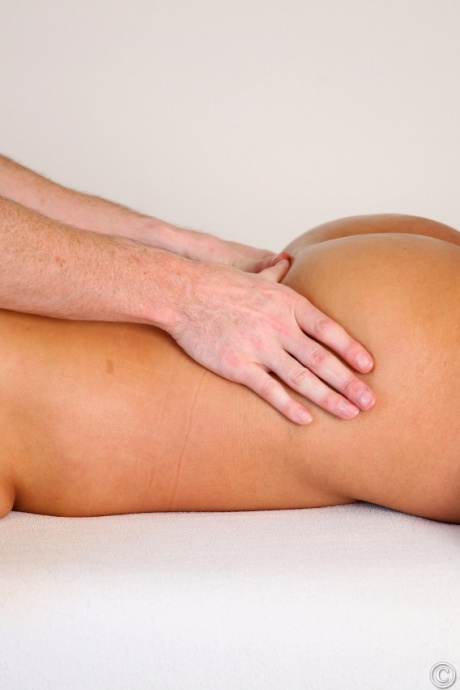 Горячая зрелая женщина Даника Коллинз получает массаж всего тела от своего массажиста 7