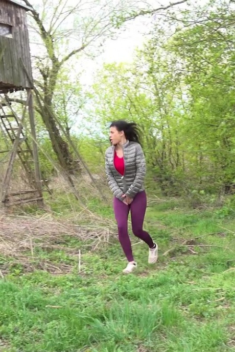 Рыжеволосая красотка Билли приседает на корточки и писает 2