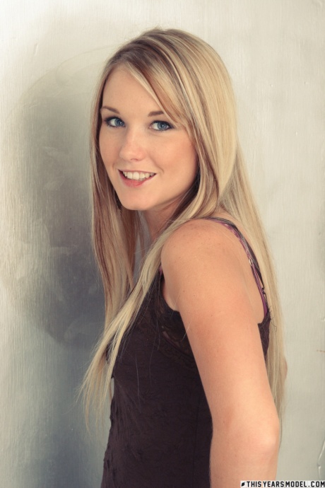 Красивая блондинка придерживает свои джинсы после того, как разделась 2