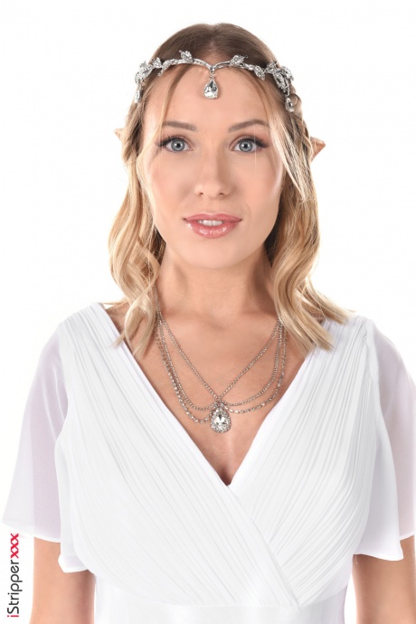 Великолепная блондинка Анжелика Грейс высовывает свой язычок после раздевания 2