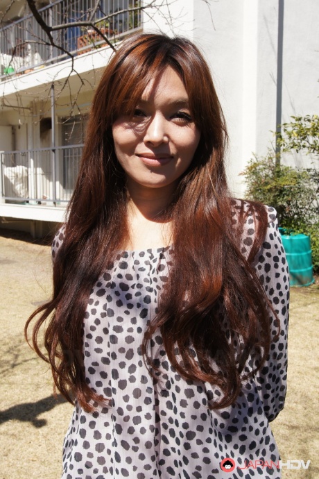 Японская милфа Хитоми Кано мило улыбается, когда позирует не обнаженной 2