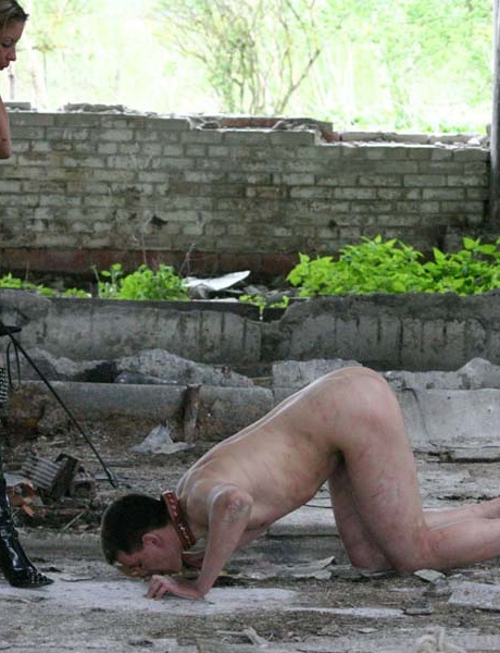 Латексная любовница кормит своего голого уродца где-то в руинах, выплевывая пережеванное яблоко 7