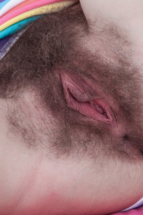 Соблазнительная брюнетка-модель Promesita показывает свой волосатый кустик и попку 14