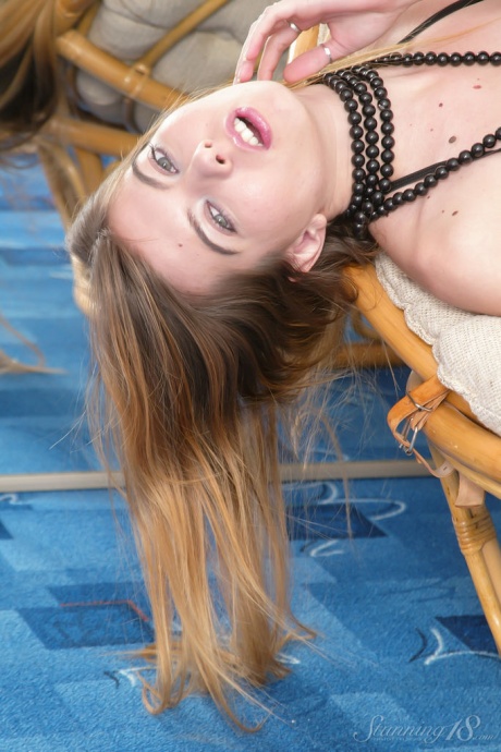 18-летняя Алина, девушка, раздевается до чулок перед зеркалом 5