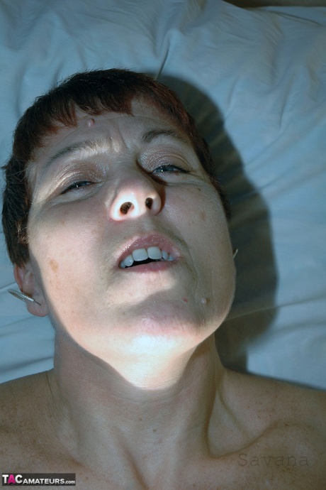 Зрелая рыжеволосая Савана коротко стрижет волосы во время жесткого траха от первого лица на кровати 13