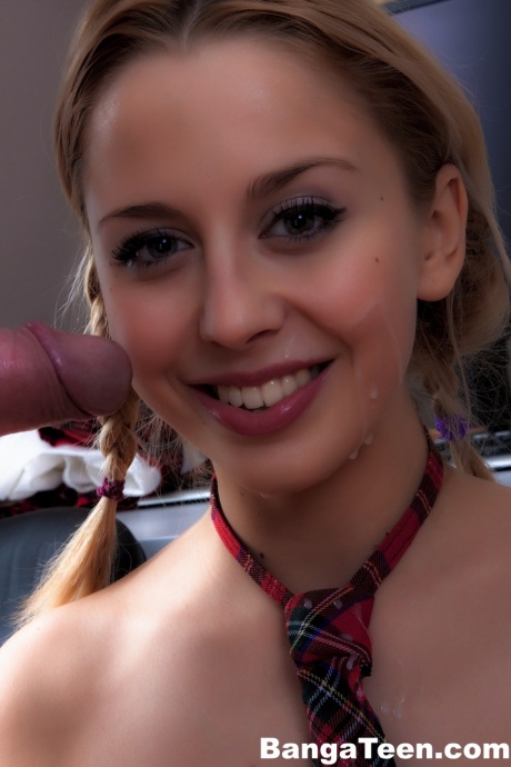 Молодая русская девушка кончает открытым ртом после траха большим членом 12